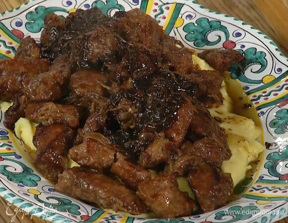 Переложить печень на тарелку, а в лук, который остался на сковороде, влить оставшийся бальзамический уксус, перемешать и прогреть еще немного, затем выложить на печенку.