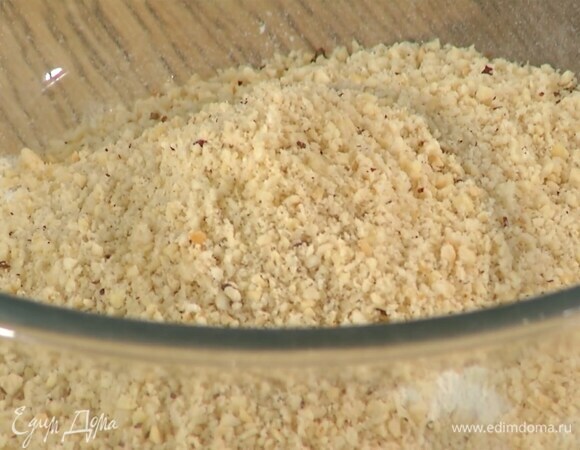 Фундук измельчить в блендере в муку, затем перемешать с 250 г муки, разрыхлителем и солью.