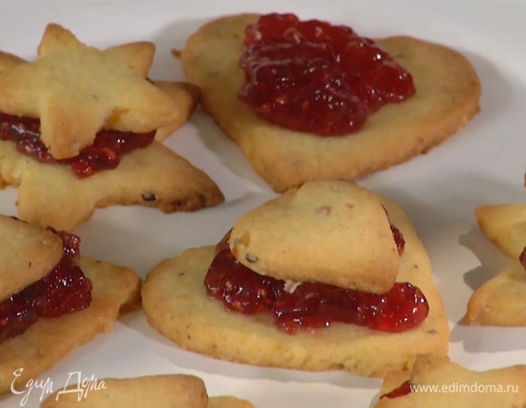 Печенье большего размера смазать джемом, накрыть сверху маленьким печеньем и посыпать сахарной пудрой.