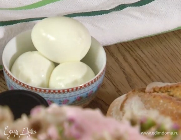 Яйца отварить, затем почистить и разрезать на 4 части.