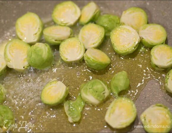 Брюссельскую капусту разрезать на половинки и, разогрев в сковороде оливковое и сливочное масло, обжаривать под крышкой до образования карамельной корочки.