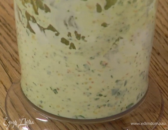 Приготовить заправку: в стакан для взбивания выжать сок из половинки лимона, добавить анчоусы, майонез, горчицу, чеснок и листья петрушки, влить оливковое масло Extra Virgin и взбить все погружным блендером.