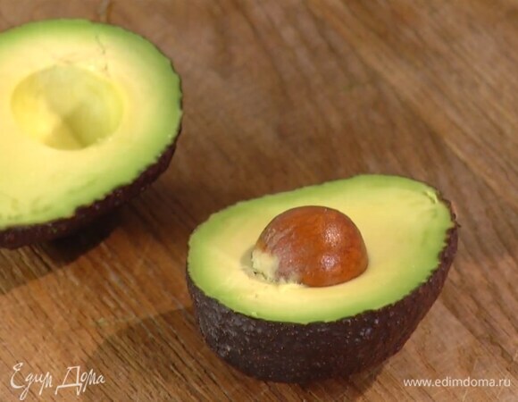 Авокадо почистить, нарезать ломтиками и сбрызнуть соком оставшейся половинки лимона.