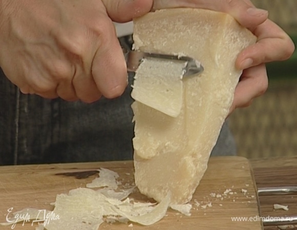 Сыр нарезать тонкими хлопьями.