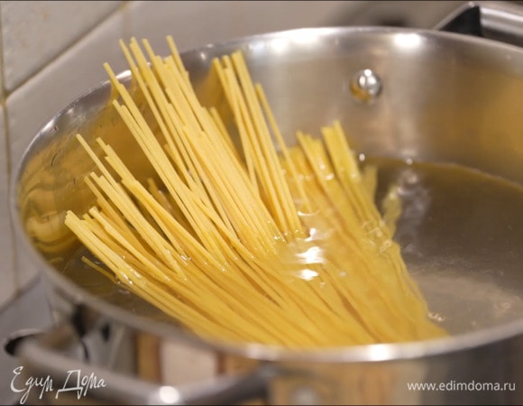 Спагетти отваривать в подсоленной воде на пару минут меньше, чем указано на упаковке. затем воду слить и сохранить, макароны вернуть в горячую кастрюлю.