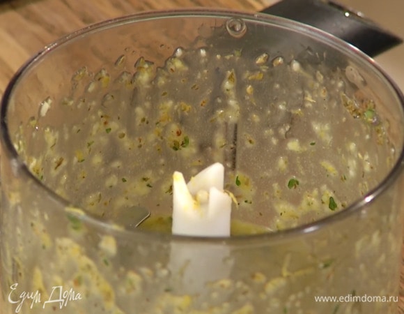 Приготовить соус: в чашу блендера выложить чеснок, листья тимьяна, орегано и цедру, раскрошить руками чили, влить оливковое масло Extra Virgin и все взбить.