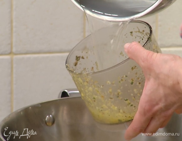 Добавить соус в кастрюлю с макаронами, в чашу блендера влить немного оставшейся от макарон воды, перемешать с остатками соуса и вылить в кастрюлю.