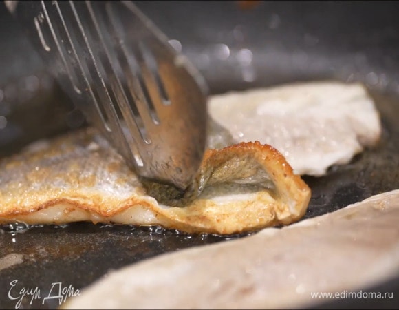 Рыбу посолить, поперчить и, разогрев в тяжелой сковороде сливочное и оливковое масло, обжаривать по минуте с каждой стороны, затем снять кожу.