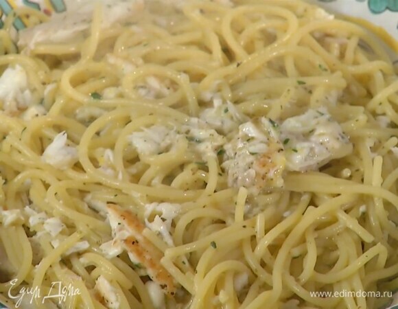 Выложить филе к макаронам и вернуть кастрюлю на огонь, лопаткой разделить рыбу на маленькие кусочки и все перемешать.