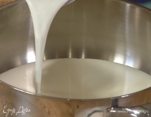 Молоко и сливки влить в кастрюлю и довести до кипения.