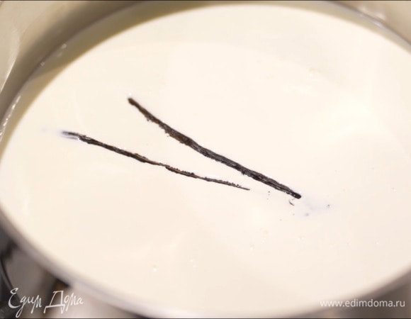 Стручок ванили разрезать вдоль пополам, вырезать зерна и добавить все в молоко.