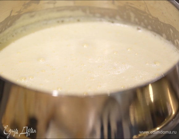 Поместить кастрюлю на огонь и, непрерывно помешивая, прогревать массу, пока она не загустеет, в конце стручок ванили удалить.