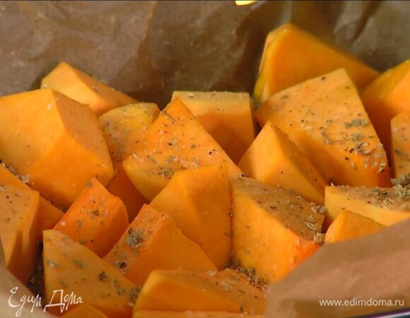 Тыкву почистить, нарезать небольшими кусочками и выложить в выстеленный бумагой для выпечки противень, затем посыпать орегано, поперчить, слегка посолить, полить оливковым маслом, сверху разложить половину веточек тимьяна и запекать в разогретой духовке 15 минут.