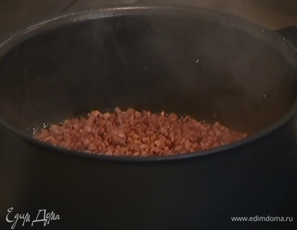 Гречку всыпать в тяжелый сотейник и залить горячей водой, так чтобы крупа была покрыта жидкостью. Накрыть крышкой и готовить 7–8 минут, пока вода не выкипит, затем выключить огонь и оставить гречку доходить под крышкой.