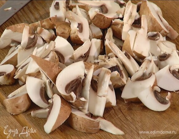 Грибы нарезать небольшими кусочками.