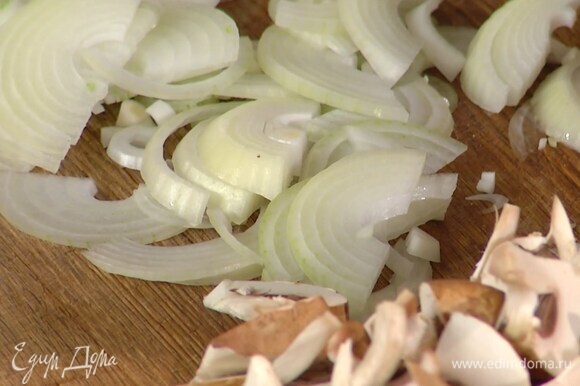 Лук почистить и нарезать тонкими полукольцами.