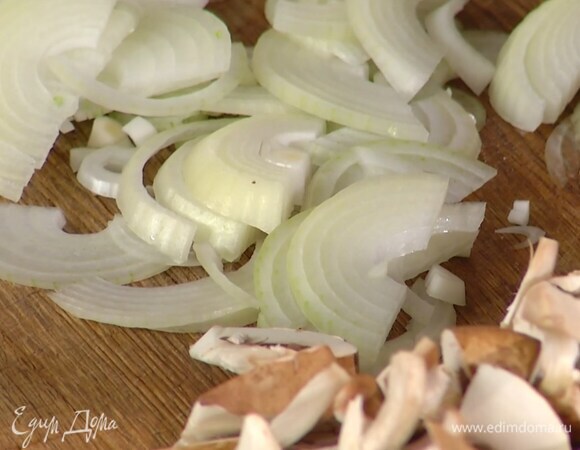 Лук почистить и нарезать тонкими полукольцами.