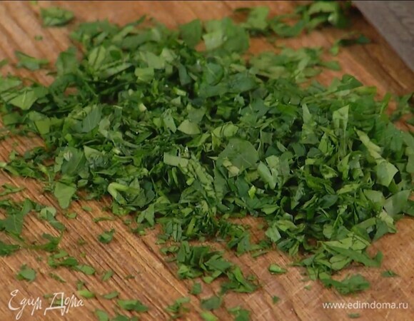 Петрушку мелко порубить и посыпать готовую гречку.