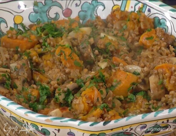 Оставшееся сливочное масло порезать маленькими кусочками и слегка вдавить в гречку.