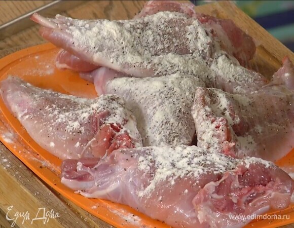 Ножки слегка посолить, поперчить и припорошить мукой со всех сторон.