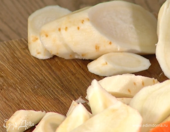 Пастернак и корни петрушки почистить и нарезать не слишком мелко.