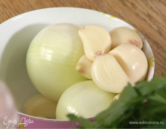 Чеснок почистить и разрезать пополам.