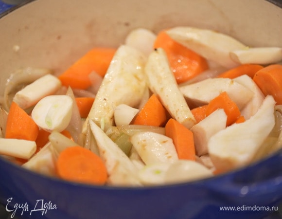 Лук посолить, посыпать перцем чили, сахаром и перемешать, затем добавить все подготовленные овощи и обжарить.