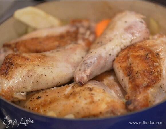 Влить в кастрюлю сидр, выложить обжаренные ножки и залить их горячим бульоном, добавить веточки тимьяна.