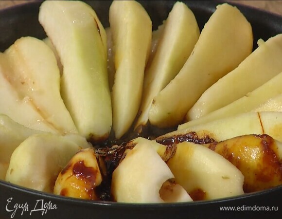 Груши очистить от кожуры, разрезать вдоль пополам и, вырезав сердцевину, веером уложить в сковороду с карамелью узкой частью к центру, так чтобы вся сковорода была заполнена (часть груш можно нарезать потоньше).