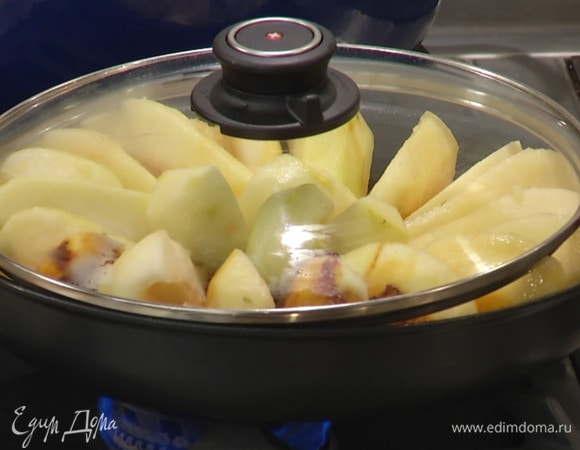 Поместить сковороду с грушами на средний огонь, прикрыть крышкой и томить 10–15 минут.