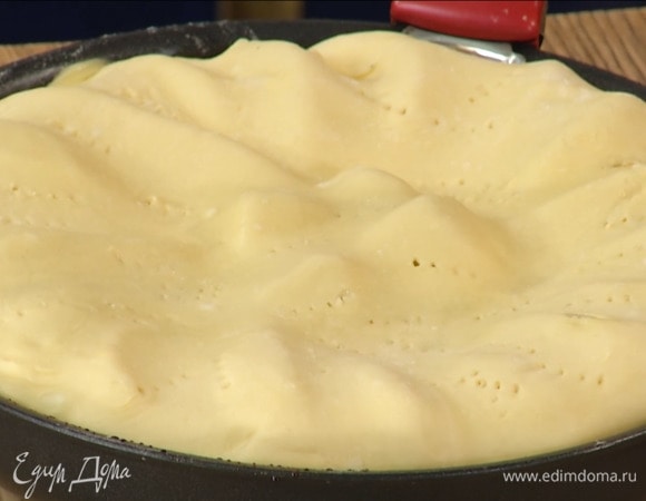 Снять сковороду с огня и накрыть груши тестом, заправив края внутрь, затем часто наколоть тесто вилкой.