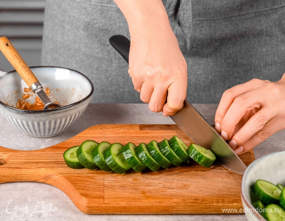 Отбейте огурцы молотком для мяса и нарежьте их кружочками. Переложите их в отдельную миску и залейте маринадом. Оставьте минимум на 20 минут.