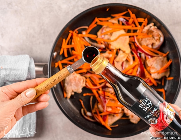 Добавьте в свинину соевый соус Sen Soy «Классический» и обжарьте его еще 2–3 минуты.