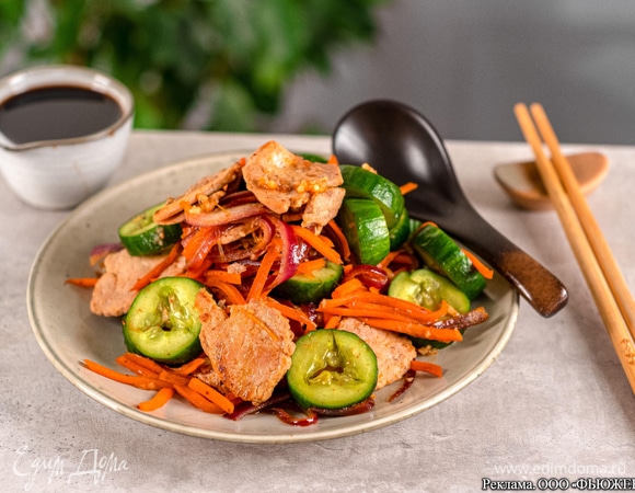 Переложите свинину с овощами в отдельную миску. Перемешайте и подавайте.