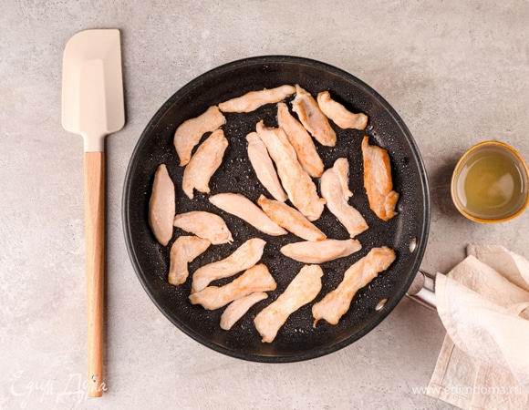 Обжарьте курицу до изменения цвета на сильном огне, постоянно помешивая.