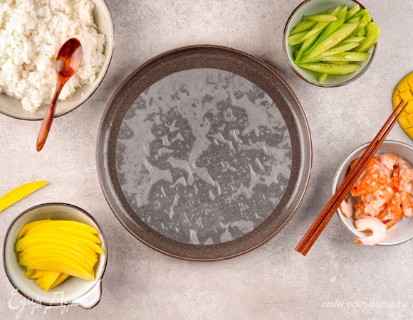 В кипяченой воде замочите рисовую бумагу Sen Soy на 2–3 секунды и расправьте на большом блюде. Не передерживайте лист, иначе он потеряет свою структуру.