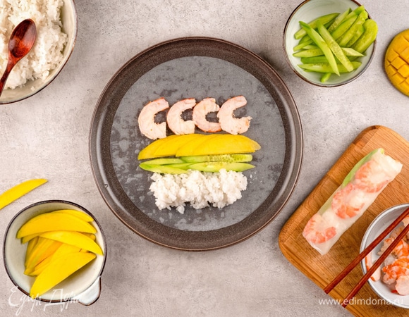 Соберите спринг-ролл: выложите на рисовую бумагу рис, затем креветки, огурцы и кусочки манго. Сверните и подавайте с соевым соусом Sen Soy «Классический».