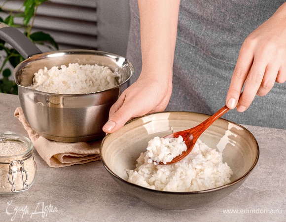 Отварите рис до готовности.