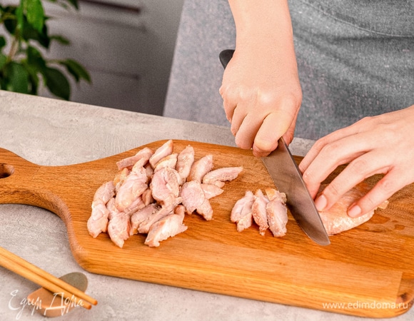 Разрежьте их на тонкие пластинки.