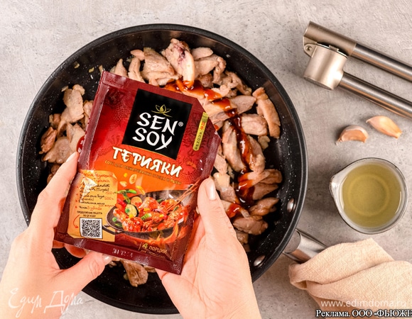 Добавьте соус для приготовления Терияки от Sen Soy, продолжайте обжаривать, постоянно помешивая, 2–3 минуты.