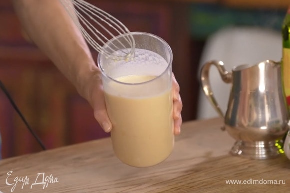 Яйцо и желтки поместить в чашу блендера, добавить соль, сахар, 50 мл оливкового масла и взбить все насадкой-венчиком, затем, продолжая взбивать, небольшими порциями всыпать муку и влить молоко.