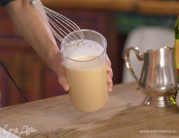 Яйцо и желтки поместить в чашу блендера, добавить соль, сахар, 50 мл оливкового масла и взбить все насадкой-венчиком, затем, продолжая взбивать, небольшими порциями всыпать муку и влить молоко.