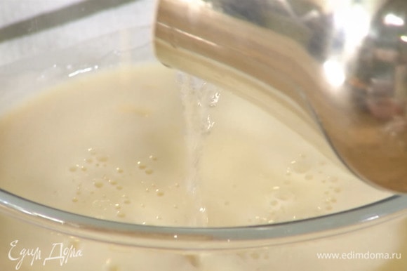 Емкость с тестом затянуть пищевой пленкой и оставить на полтора часа, затем влить 50 мл кипятка и перемешать.