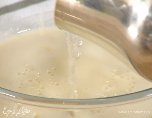 Емкость с тестом затянуть пищевой пленкой и оставить на полтора часа, затем влить 50 мл кипятка и перемешать.