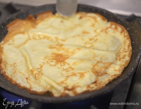 Хорошо разогретую блинную сковороду смазать оливковым маслом и испечь тонкие блины.