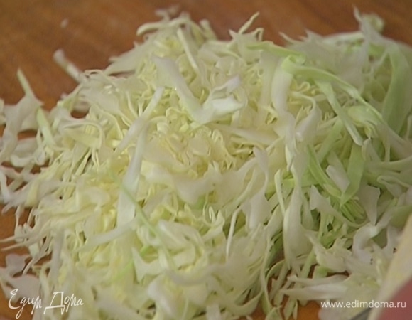 Капусту мелко нашинковать.