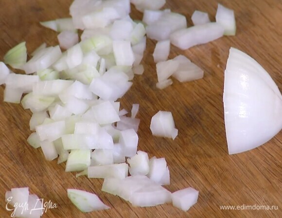 Лук почистить и нарезать кубиками.