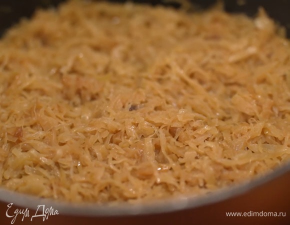 Приготовить начинку: разогреть в сковороде оливковое масло и обжарить лук до прозрачности, затем добавить капусту, все посолить и, помешивая, тушить до готовности.