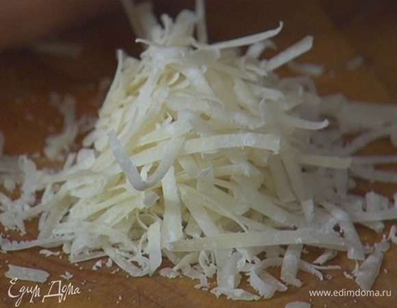 Сыр натереть на крупной терке.