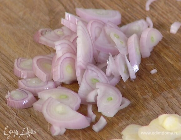 Шалот почистить и нарезать полукольцами.